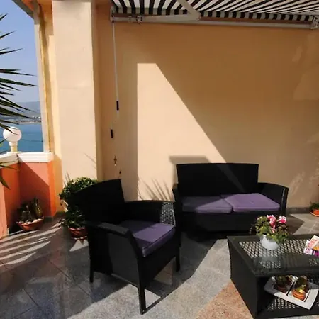 Seaside With 3 Terraces 아파트 트로기르