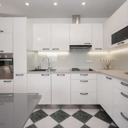 Seaside With 3 Terraces 아파트 트로기르