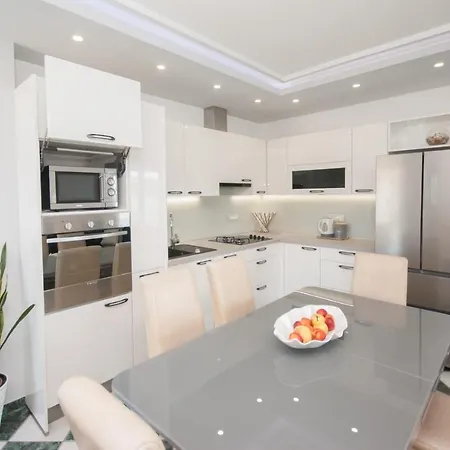 Seaside With 3 Terraces 아파트 트로기르