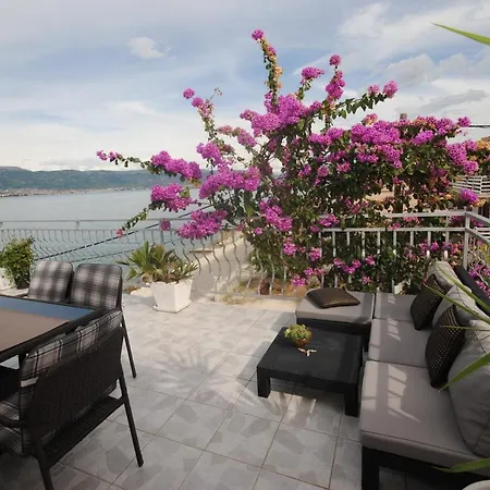 Apartmán Seaside With 3 Terraces Trogir